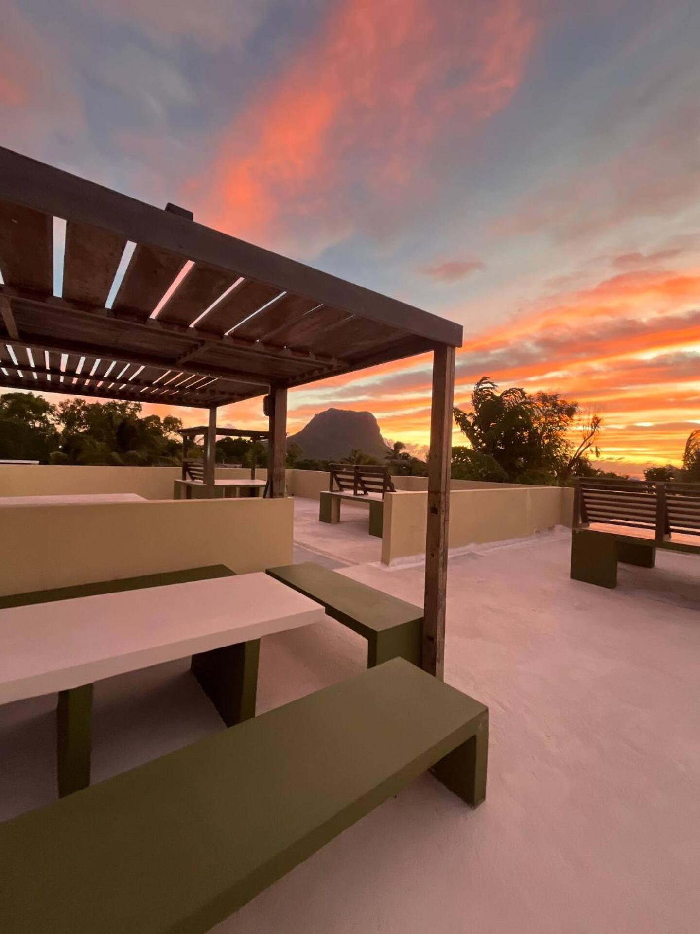 Loukaz -Entire Rental Units W Panoramic Rooftop Coteau Raffin ภายนอก รูปภาพ