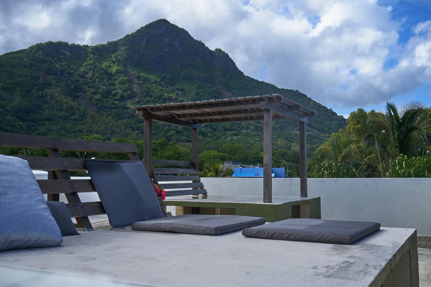 Loukaz -Entire Rental Units W Panoramic Rooftop Coteau Raffin ภายนอก รูปภาพ