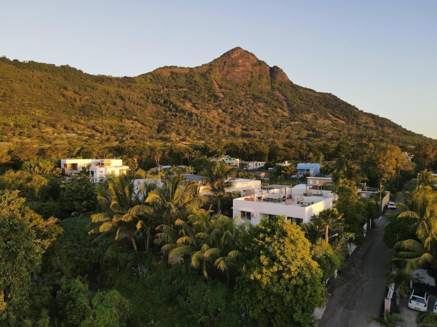 Loukaz -Entire Rental Units W Panoramic Rooftop Coteau Raffin ภายนอก รูปภาพ